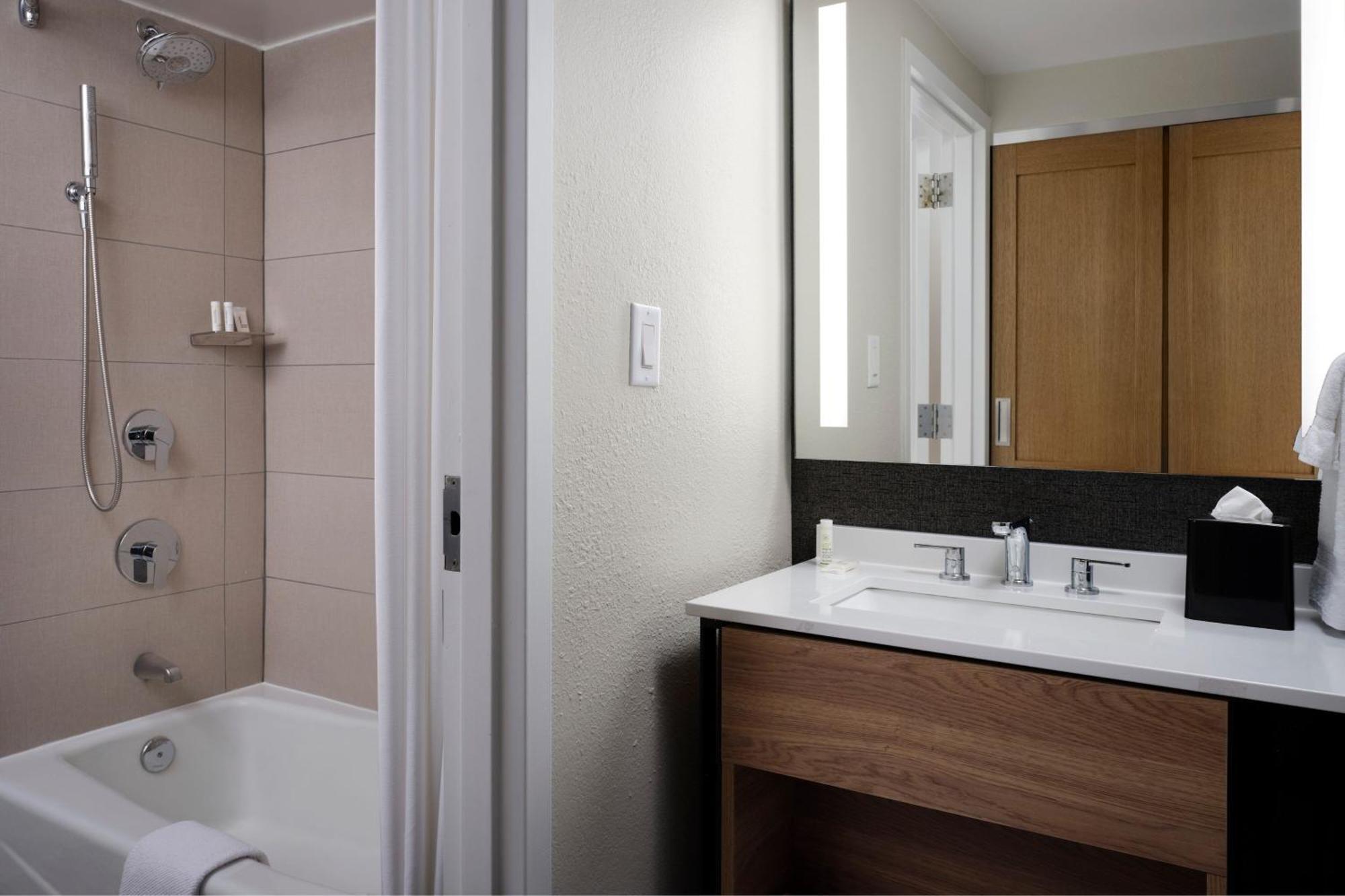 Sheraton Grand Rapids Airport Hotel Cascade Eksteriør billede